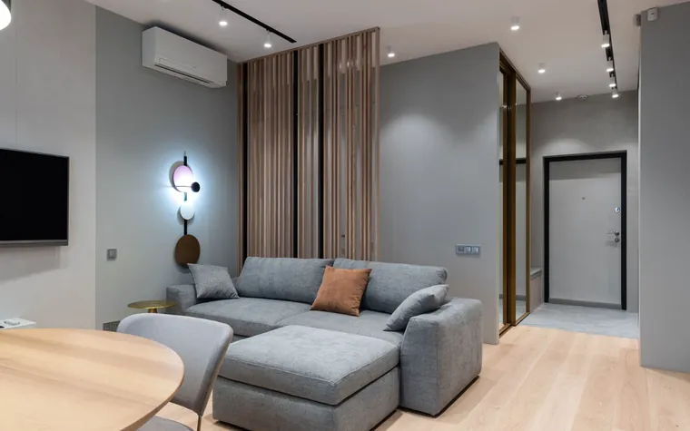 Sala de estar moderna com aparelho de ar-condicionado split instalado na parede