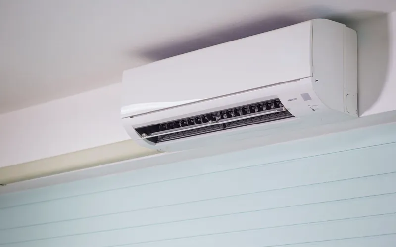 Aparelho de ar-condicionado split instalado na parede de um ambiente claro